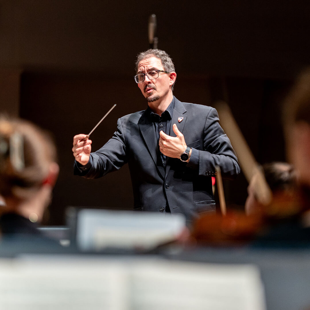 Emanuele Andrizzi conducts Symphony Orchestra