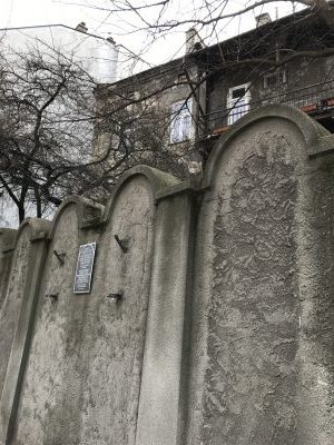 Bricklayers in Kraków begin to build a wall around the Jewish ghetto like tombstones and chose the symbol in advance to predict the death of so many Jewish people in Kraków.