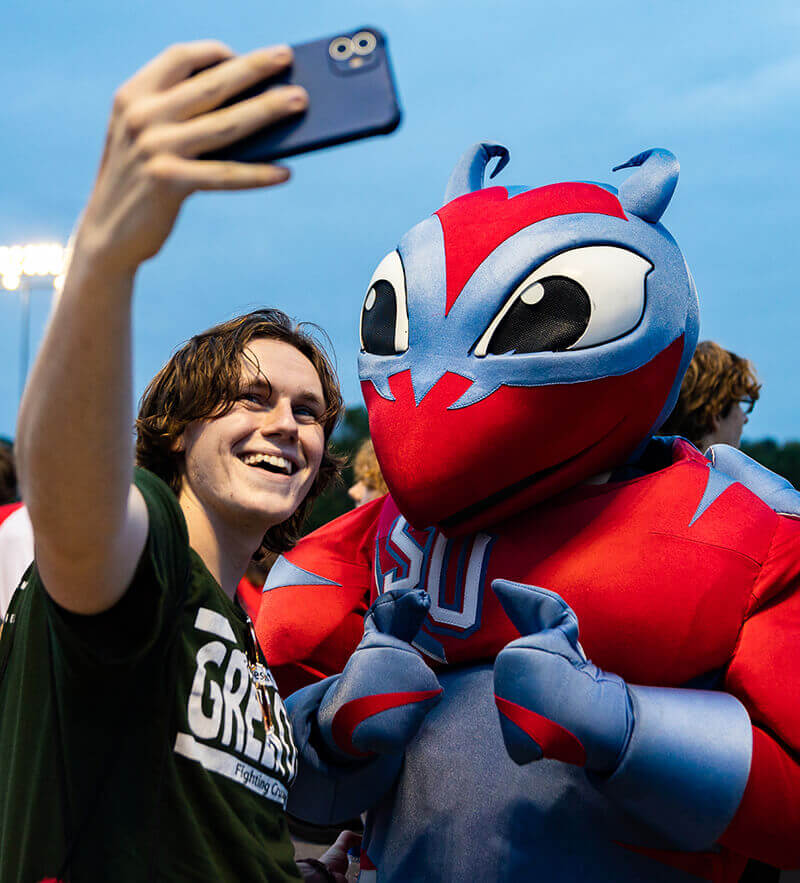 Student get selfie with Buzzy mascot