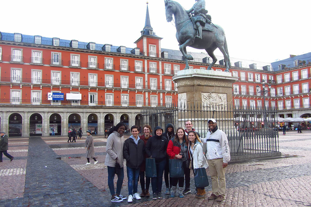Charlando en Cáceres By Uyen Tran '20, Doctor Of Physical Therapy Student, Posting From Cáceres, Spain
