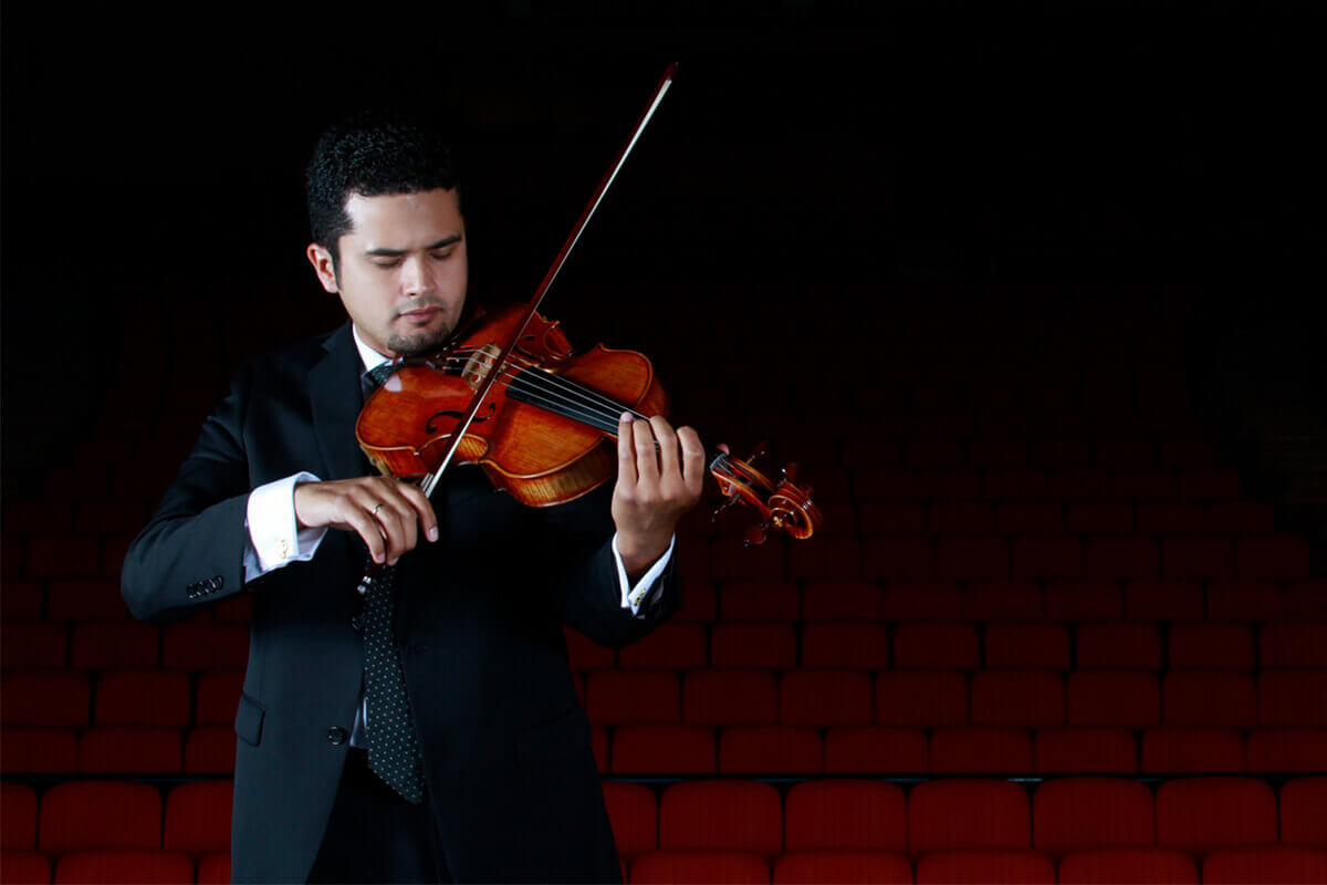 Pedraza ’04 Performs Walton’s Concerto for Viola with Manassas Symphony