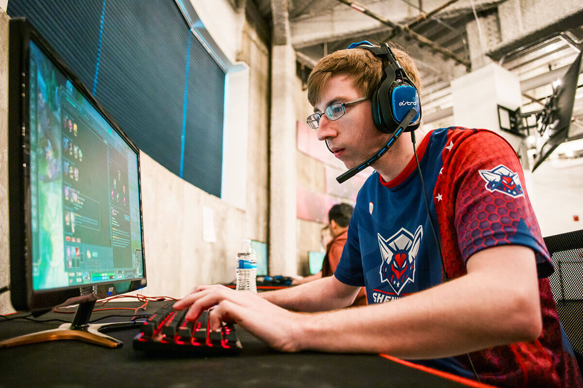 SU Student Honored for Esports Leadership Chris Kumke Earns Award from National Association of Collegiate Esports 