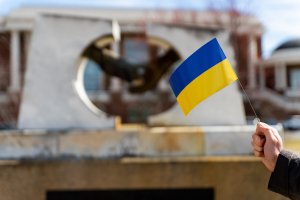 Shenandoah University's Peacemakers sculpture with Ukrainian flag