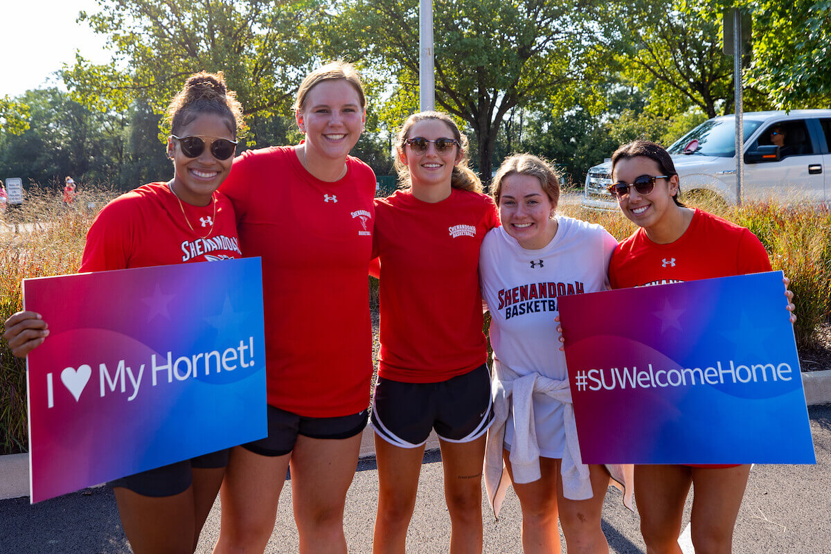 Shenandoah University Welcomes New Students On Move-In Day Over 360 volunteers helped move first-year students into their residence halls