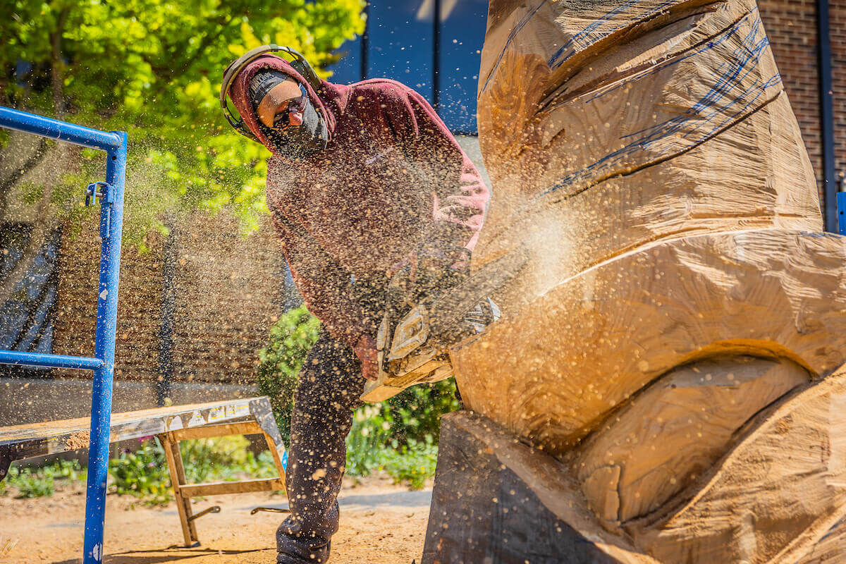 Carving A Path To The Stars Chainsaw artist turns tree stump into artwork on Shenandoah University’s main campus