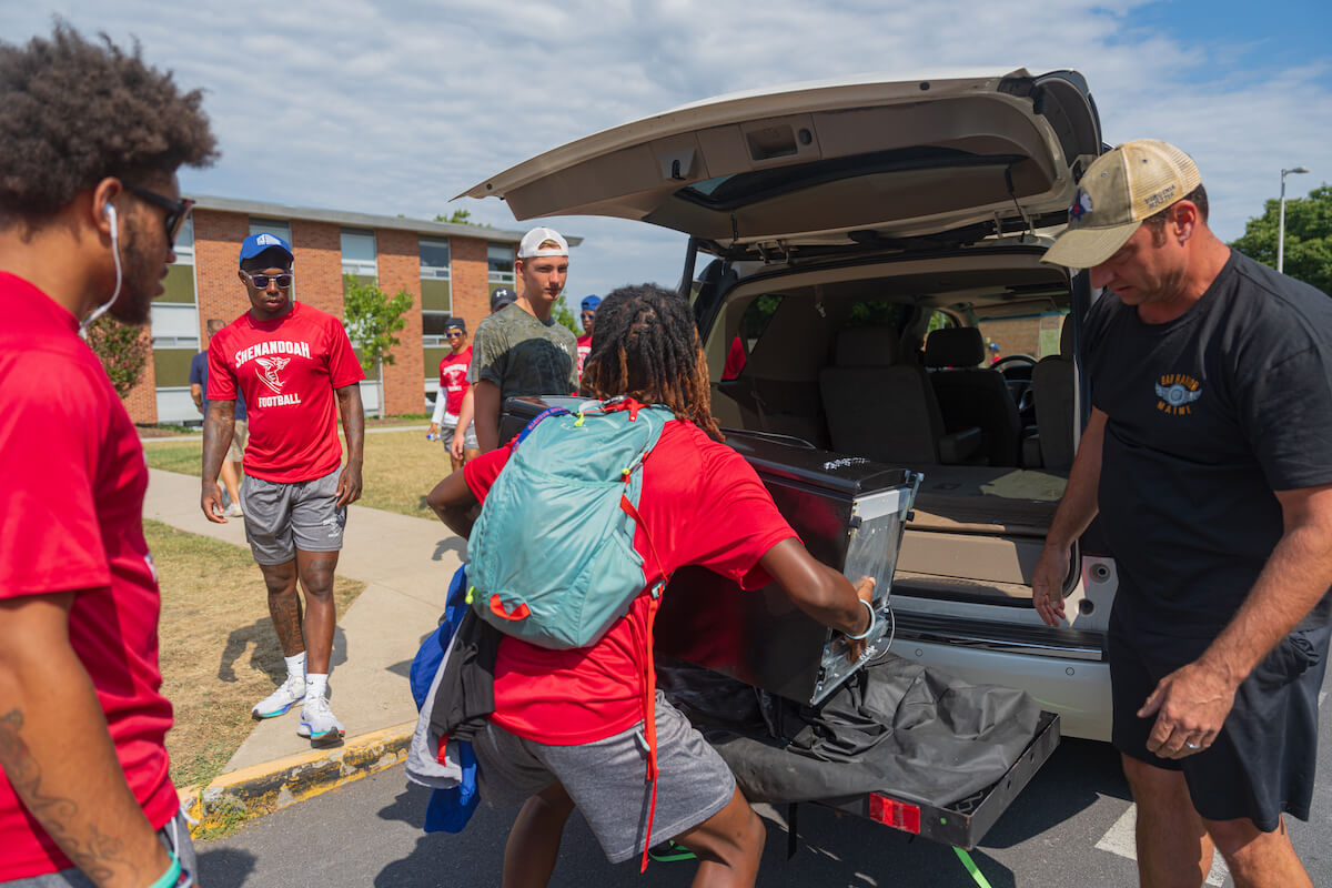 2023 Move-In Day volunteers unload a car
