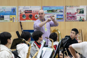 Tim Robblee Teaches Student in Seoul