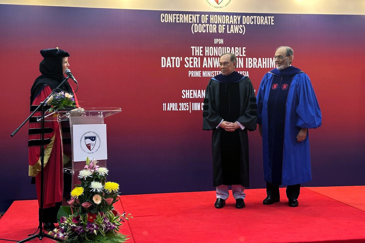 Shenandoah University Awards Honorary Doctorate To Malaysian Prime Minister President Tracy Fitzsimmons conferred Doctor of Laws to Anwar bin Ibrahim during visit to Malaysia