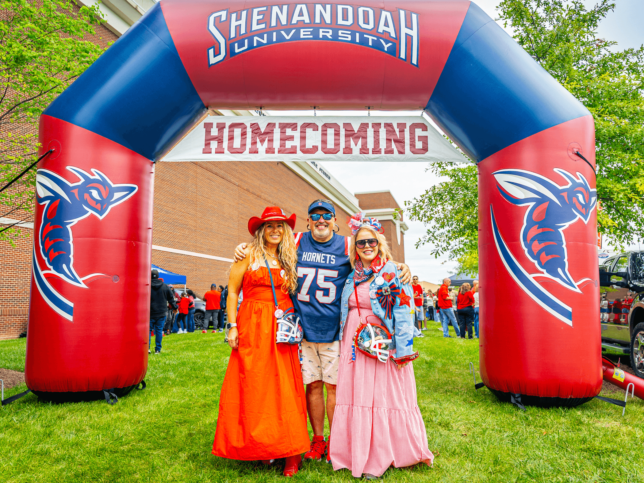 Homecoming alumni under an arch